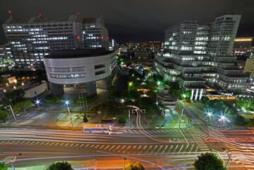 夜の沖縄県庁舎と那覇市役所本庁舎