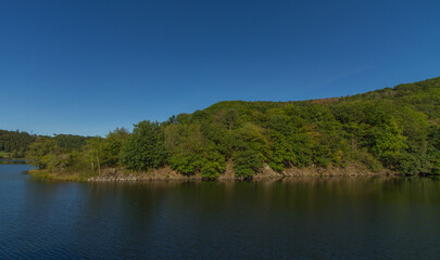 See und Wald in der Eifel, Deutschland, Naturblick