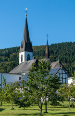 Neugotische Pfarrkirche St. Johannes Baptist in Düdinghausen, Hochsauerland