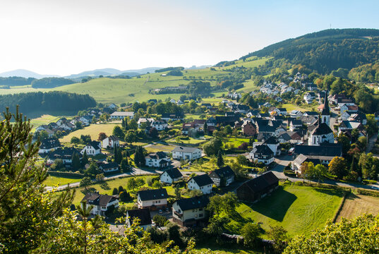 Blick &uuml;ber D&uuml;dinghausen, Hochsauerland, auf die Kahle P&ouml;hn
