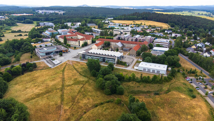 Luftaufnahme des Campus der Technischen Unversität Ilmenau auf dem Ehrenberg in Ilmenau,...