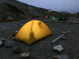 キャンプ場で登山用のテント設営