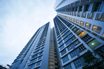 Obraz premium low angle view of signapore residential buildings against blue sky 