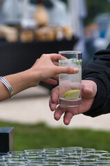 Elle lui donne un verre de Mojito