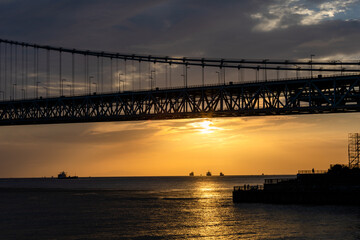 夕日と明石海峡大橋