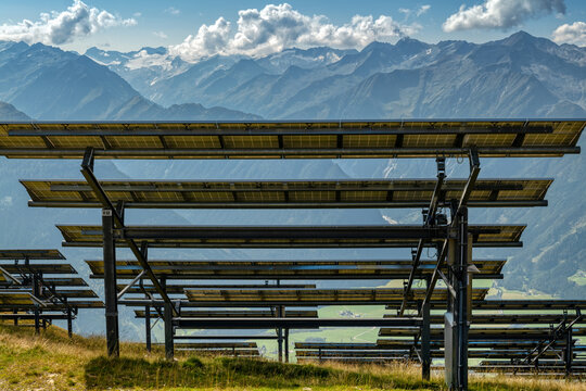 Solarpaneele im Gebirge
