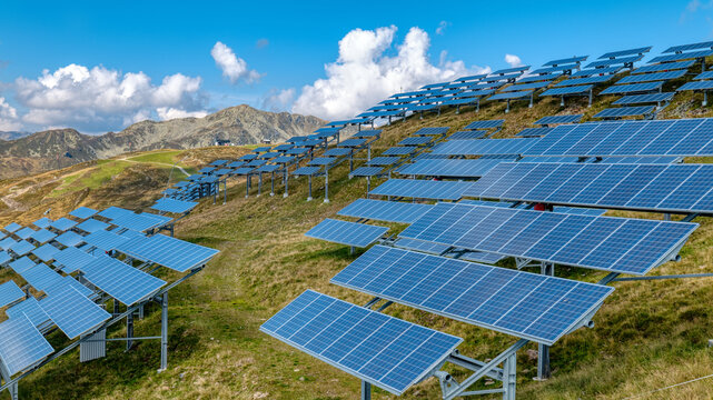 Solarpaneele im Gebirge