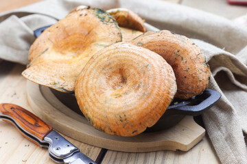 N&iacute;scalos enteros sobre la mesa junto a una navaja. Robell&oacute;n