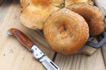 N&iacute;scalos frescos en una bandeja de metal sobre la mesa. Lactarius deliciosus.