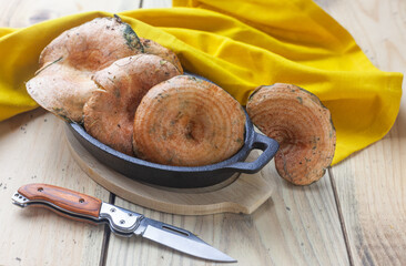 Robell&oacute;n fresco sobre una bandeja de hierro limpios y listos para consumir. N&iacute;scalos