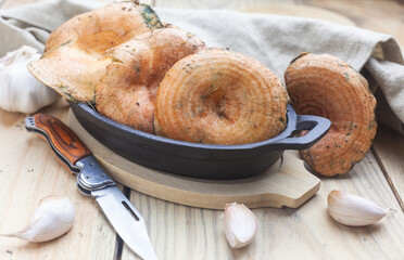 N&iacute;scalos frescos recolectados en el bosque en oto&ntilde;o. Lactarius deliciosus.