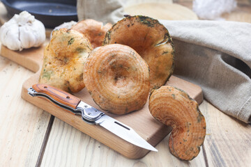 Robell&oacute;n recolectado en un bosque. n&iacute;scalos frescos sobre la mesa