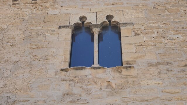 ventana de estilo g&oacute;tico con columna divisoria capitel y m&eacute;nsulas con decoraciones geom&eacute;tricas, castillo de origen medieval de la espluga calba, l&eacute;rida, espa&ntilde;a, europa