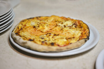 pizza bianca con il formaggio caciocavallo