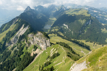 Fototapeta na wymiar Tiefblick auf Alpstein, schroffe Berggipfel und Bergsee