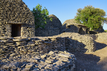 Starożytna górska wioska osada zbudowana z kamienia. Prowansja, Okcytania. Siedziba pasterzy...