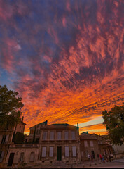 Fototapeta Zachód słońca w Avignon, Prowansja, Okcytania, Francja. Płomienie  na niebie. Czerwony, purpurowy, karmin, pomarańcz. obraz