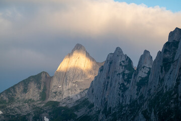 Naklejka premium Sonnenstrahlen auf schroffen Felsnadeln