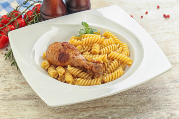 Roasted chicken leg with macaroni