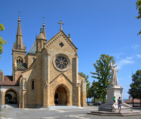 Fototapeta na wymiar Collégiale church in Neuchatel, Switzerland