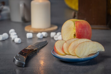 pommes en tranches avec un ancien couteau et une bougie pour préparation de tarte de fête
