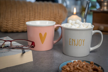mugs de chocolat chaud avec guimauve coeur et message positif