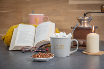 mug de chocolat gris avec des guimauves et décor en flou pour petit déjeuner d'hiver