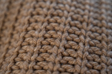 tricot à grosses mailles couleur marron châtaigne vue de près