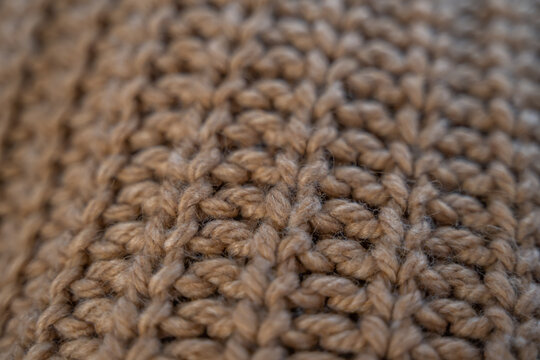 Fototapeta tricot à grosses mailles couleur marron châtaigne vue de près