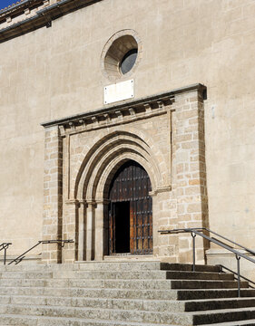 Portada lateral de la iglesia de El Salvador  en Béjar, provincia de Salamanca, Castilla y León, España 