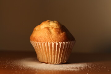 Food still life. Tasty and delicious individual cupcake.
Bodegón de comida. Sabrosa y deliciosa magdalena individual. 