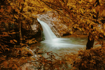 Lake Catherine waterfall in an Arkansas State Park just outside of Hot Springs during fall leaf color  - obrazy, fototapety, plakaty