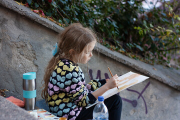 Girl draws in the city, plein air, training
