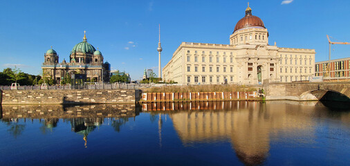 Berlin, Deutschland: Berliner Dom, Fernsehturm und Humboldtforum  © KK imaging