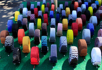 étalage de belles ceintures