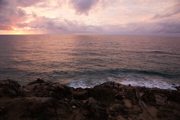 Obraz premium sunset over the sea waves on rocks