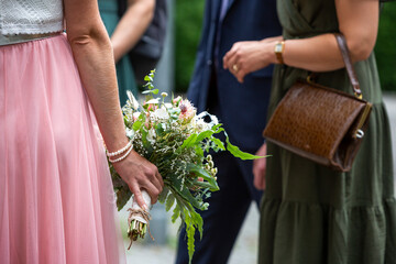 Braut hält Brautstrauß bei der Hochzeit