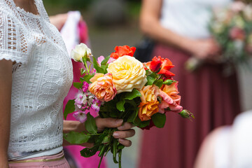 Braut mit Brautstrauß bei der Hochzeit