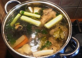 Rosół zupa garnek naczynie obiad tradycja