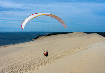 Ausflug zur berühmten Düne und Touristenmagnet: Dune du Pilat an der Atlantikküste in Frankreich...