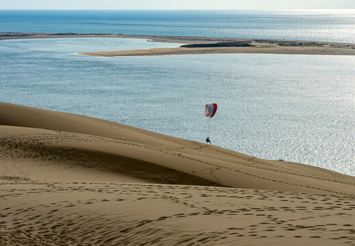 Ausflug zur ber&uuml;hmten D&uuml;ne und Touristenmagnet: Dune du Pilat an der Atlantikk&uuml;ste in Frankreich - Paraglider, Gleitschirmflieger