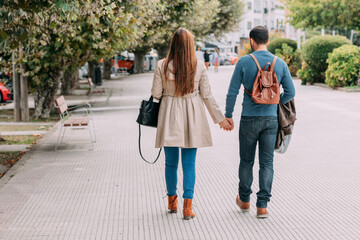 Obraz premium couple walking in autumn in the city or on a trip
