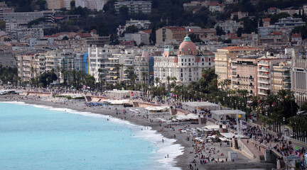 Naklejka premium Nice, France - 25.09.2022: View of Nice, beaches and the famous Promenade des Anglais from Mont Boron park