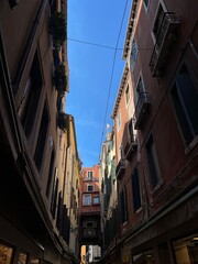 Fototapeta na wymiar Enge Gasse in Venedig mit blauem Himmel