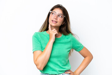 Young caucasian woman isolated on white background thinking an idea while looking up