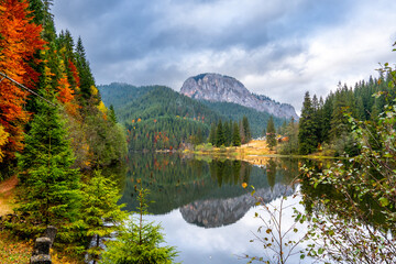 Red Lake and Suhard Peak at fall, Transylvania, Romania - obrazy, fototapety, plakaty