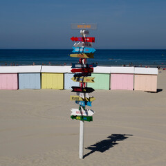 Panneau avec les directions vers des destinations internationales à la plage de Berck-Plage