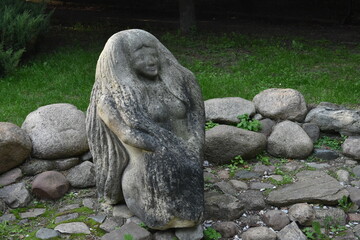 rzeźba kamienna przy fontannie wstarym miasteczku, Polska