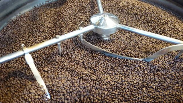 Frisch ger&ouml;steter Kaffee auf dem K&uuml;hlsieb