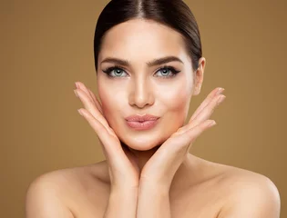 Schönheitsmodell, das Wangenknochen und volle Lippen zeigt. Schöne Frau Gesicht Hautpflege. Hautfüller für Frauen und Permanent Make-up-Kosmetologie. Lippenvergrößerung Gesichtslifting-Spa-Massage © inarik